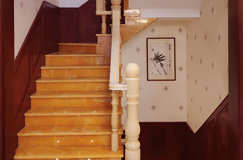罗甸中式别墅室内汉白玉石楼梯的定制安装装饰效果